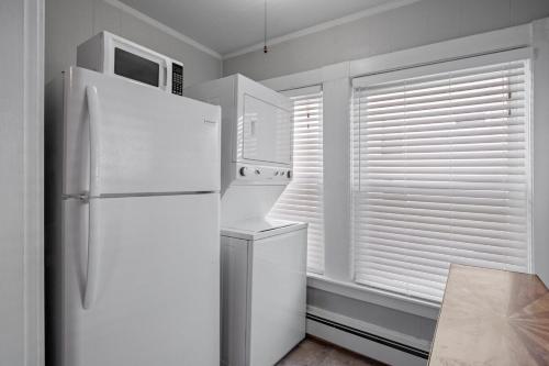 Stylish First Floor Apartment w Private Front Porch - image 14