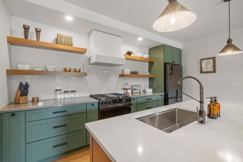 . Le Petit Flat - 2 Bed 1 Bath One Level Apartment