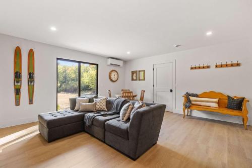 Le Petit Flat - 2 Bed 1 Bath One Level Apartment - image 12