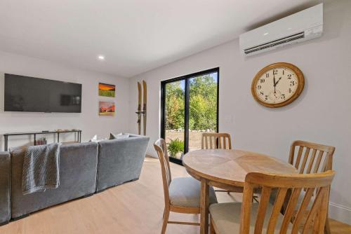 Le Petit Flat - 2 Bed 1 Bath One Level Apartment - image 8