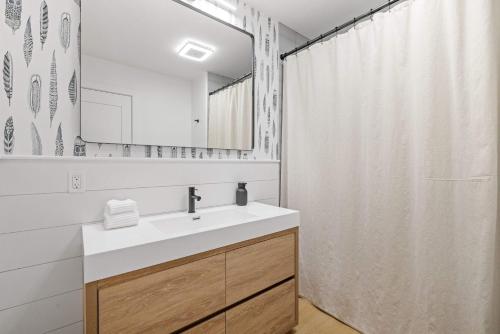 Le Petit Flat - 2 Bed 1 Bath One Level Apartment - image 11
