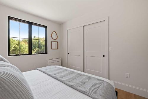 Le Petit Flat - 2 Bed 1 Bath One Level Apartment - image 5