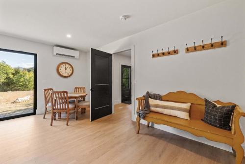Le Petit Flat - 2 Bed 1 Bath One Level Apartment - image 3
