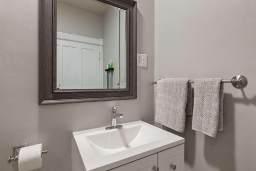 Sleek & Bright 1st Flr Studio Short -Midterm Stays - image 4