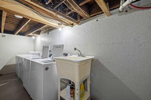 Sleek & Bright 1st Flr Studio Short -Midterm Stays - image 7