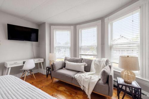 Sleek & Bright 1st Flr Studio Short -Midterm Stays - image 10