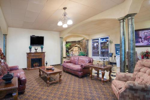 ล็อบบี้, Days Inn & Suites by Wyndham Clovis in โคลวิส (NM)