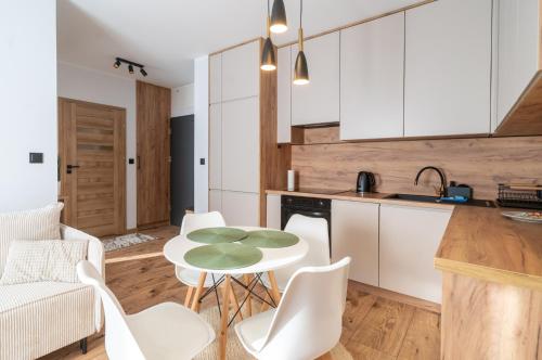 廚房, Nikiszowiec Harmony Apartment by BookingHost in 尼基斯佐維科