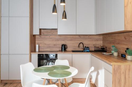 廚房, Nikiszowiec Harmony Apartment by BookingHost in 尼基斯佐維科