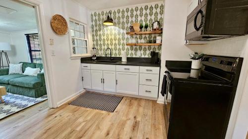 مطبخ, Center of Town! Near Hospital and VSU, Gameroom & Fire-pit, Pet Friendly in Valdosta