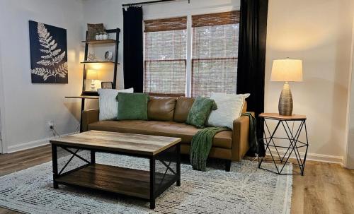 Center of Town! Near Hospital and VSU, Gameroom & Fire-pit, Pet Friendly in Valdosta