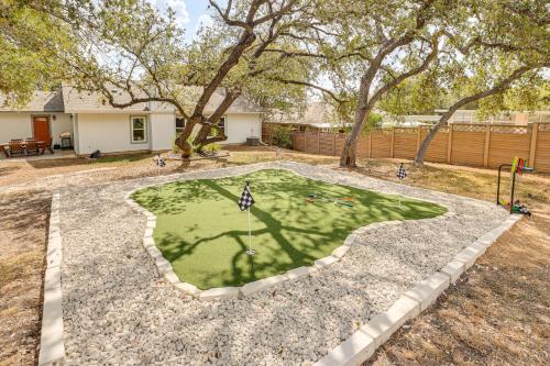 Mini Golf, Arcade & Fire Pit! San Antonio Home – khách sạn tại Far West Side