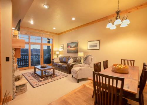 . Palisades Lodge Suite 207