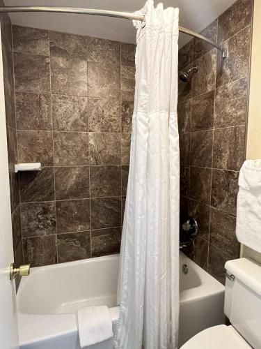 Windjammer Lodge - image 4