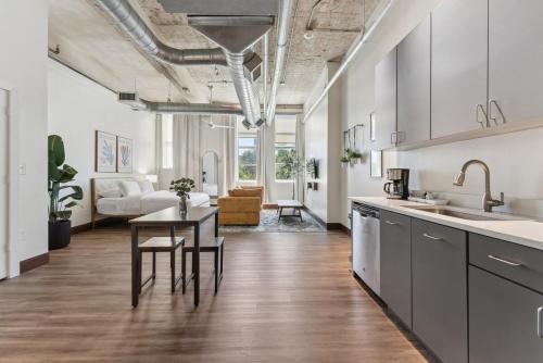 Удобства, Hip Hideaway Central & Stylish No 206 in Седарс