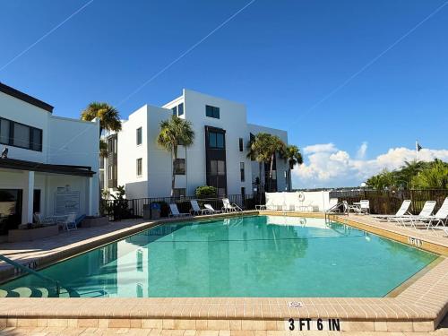 Tamarind 3BR Loft – Beach Vibes & Bay Views in Englewood (FL)
