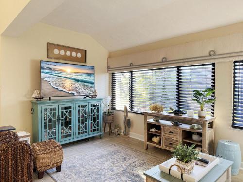 Tamarind 3BR Loft – Beach Vibes & Bay Views in Englewood (FL)