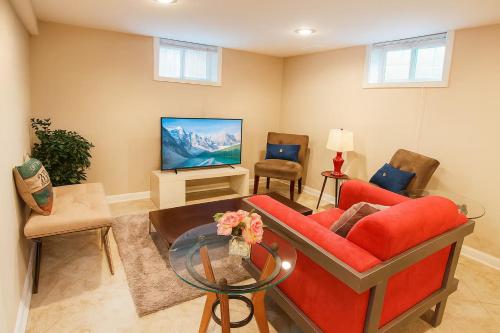 共用Lounge/電視區, Basement Falls Church Free Parking in 福爾斯徹奇