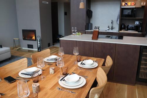 Villa Priddy-Lapland Luxury with hot tub and sauna in Akaslompolo