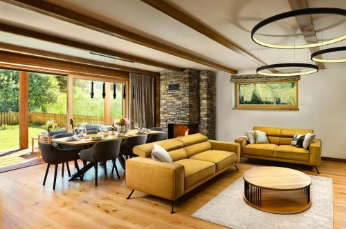 Chalet Oasis - Luxury 5-Bedroom Chalet with Panoramic Views in Huti