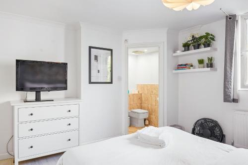London Central 2 Bathroom Flat with Parking & Balcony - image 3