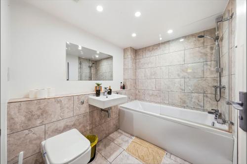 London Central 2 Bathroom Flat with Parking & Balcony - image 5