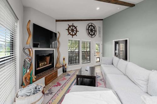 Lakefront Home Private Dock Firepit Sleeps 12 in McQueeney