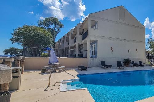 Úszómedence, 123 Beau Clair - Beachside Townhome with Balcony and Pool in Long Beach in Long Beach (MS)