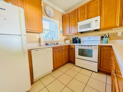 Konyha, 123 Beau Clair - Beachside Townhome with Balcony and Pool in Long Beach in Long Beach (MS)