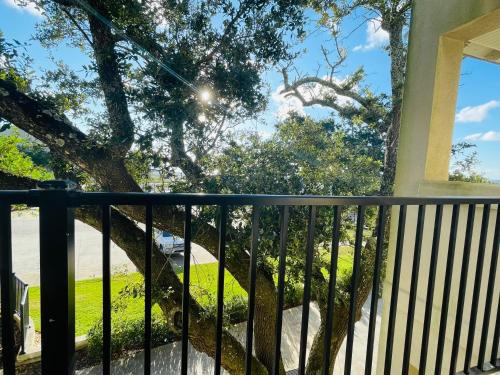 Erkély/terasz, 123 Beau Clair - Beachside Townhome with Balcony and Pool in Long Beach in Long Beach (MS)
