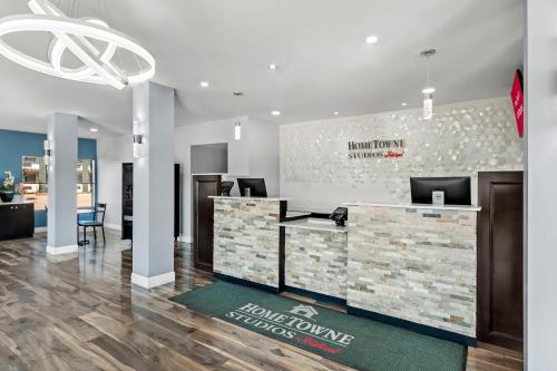 HomeTowne Studios by Red Roof San Antonio E - Frost Bank Center in San Antonio, USA