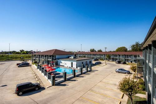 HomeTowne Studios by Red Roof San Antonio E - Frost Bank Center in San Antonio, USA