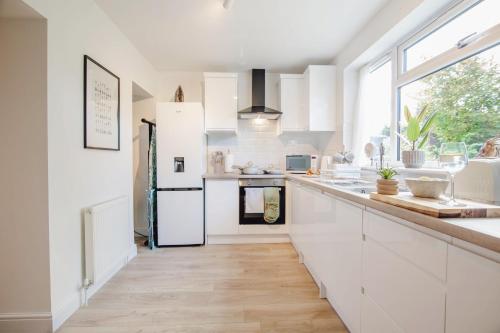 ห้องครัว, Open Haven Collective with Man Cave and Parking 10PPL in วูดเฮาส์