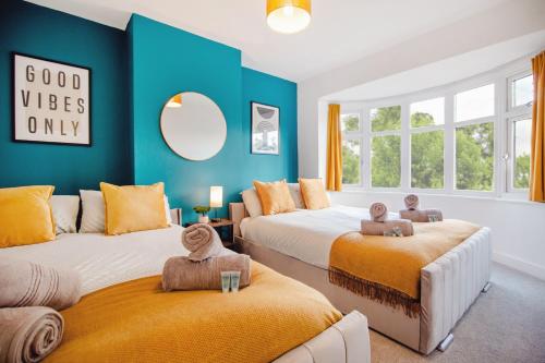 Open Haven Collective with Man Cave and Parking 10PPL in วูดเฮาส์