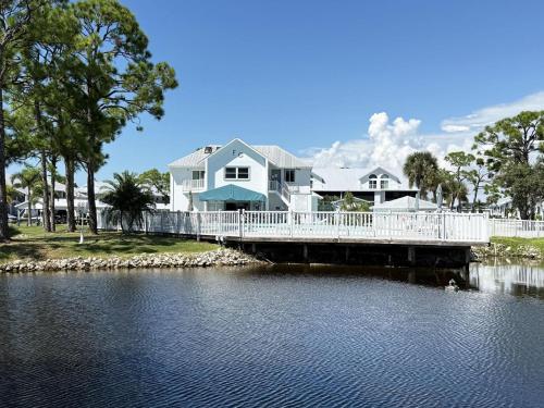 Coastal Comfort – 2BR Condo in Fiddlers Green in Placida (FL)