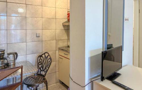 Konyha, Stunning Apartment In Lopar With Wifi in Lopar