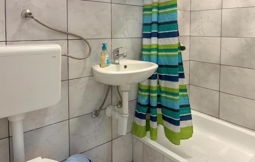 Fürdőszoba, Stunning Apartment In Lopar With Wifi in Lopar