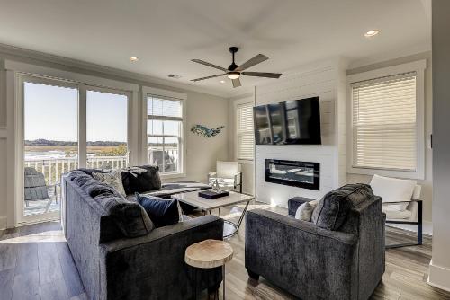 Brand New Waterfront Luxury Home Private Covered Pool Sleeps 14 Gorgeous Views Elevator – khách sạn tại Khu vực cạnh biển ở đảo Hilton Head