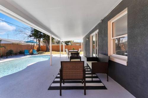 Orlando Vacation Pool House Pets Welcome near Cigarz at Citywalk