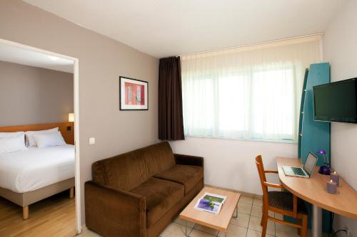 2 twin beds, 1 sofa bed
