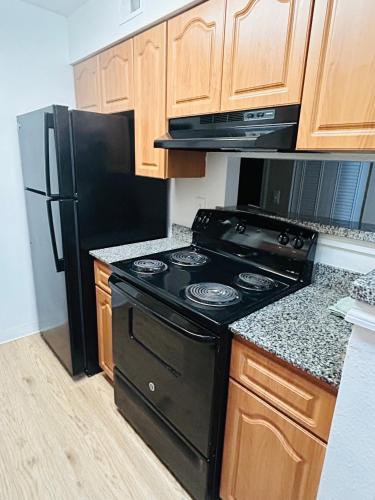 Kitchen, Comfortable apartment entirely by the lake in Golfwood Estates