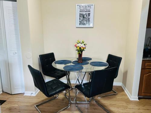 Comfortable apartment entirely by the lake in Golfwood Estates