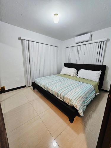 Pedro's Place 1 bedroom and 1 bathroom in 哈加納