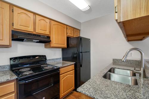 Comfortable apartment entirely by the lake in Golfwood Estates