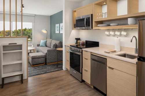 Kitchen, TownePlace Suites by Marriott Mankato in Mankato (MN)