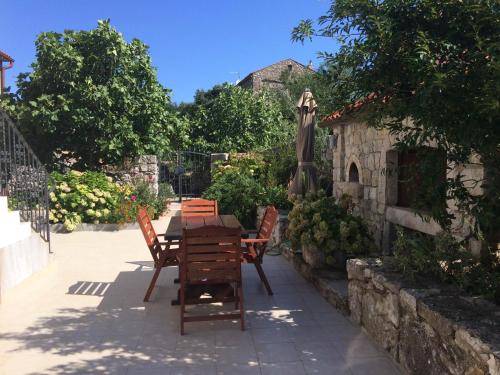  Apartments Vodarić Loznati, Unterkunft in Cres