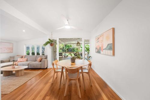 The Palma - Leafy Tropical Escape in Moffat Beach - image 4