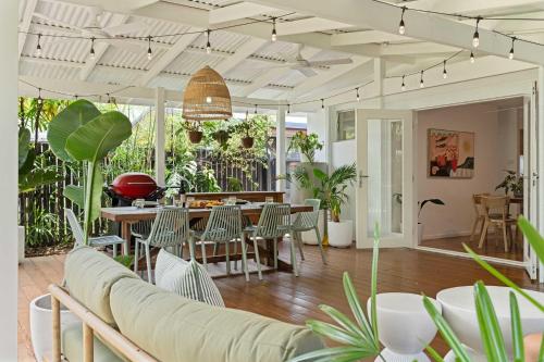 The Palma - Leafy Tropical Escape in Moffat Beach - image 5