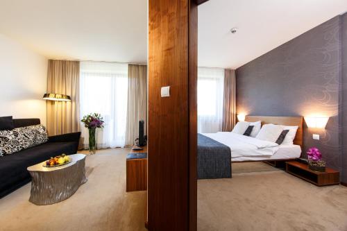 1 queen bed, 1 sofa bed