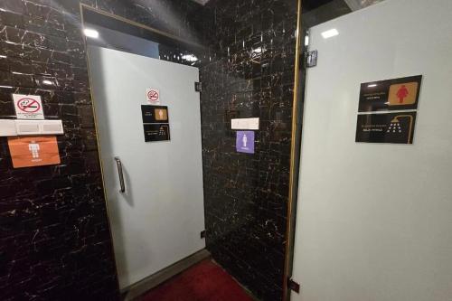 Bathroom, Hotel AL Amin near Petaling Street Market